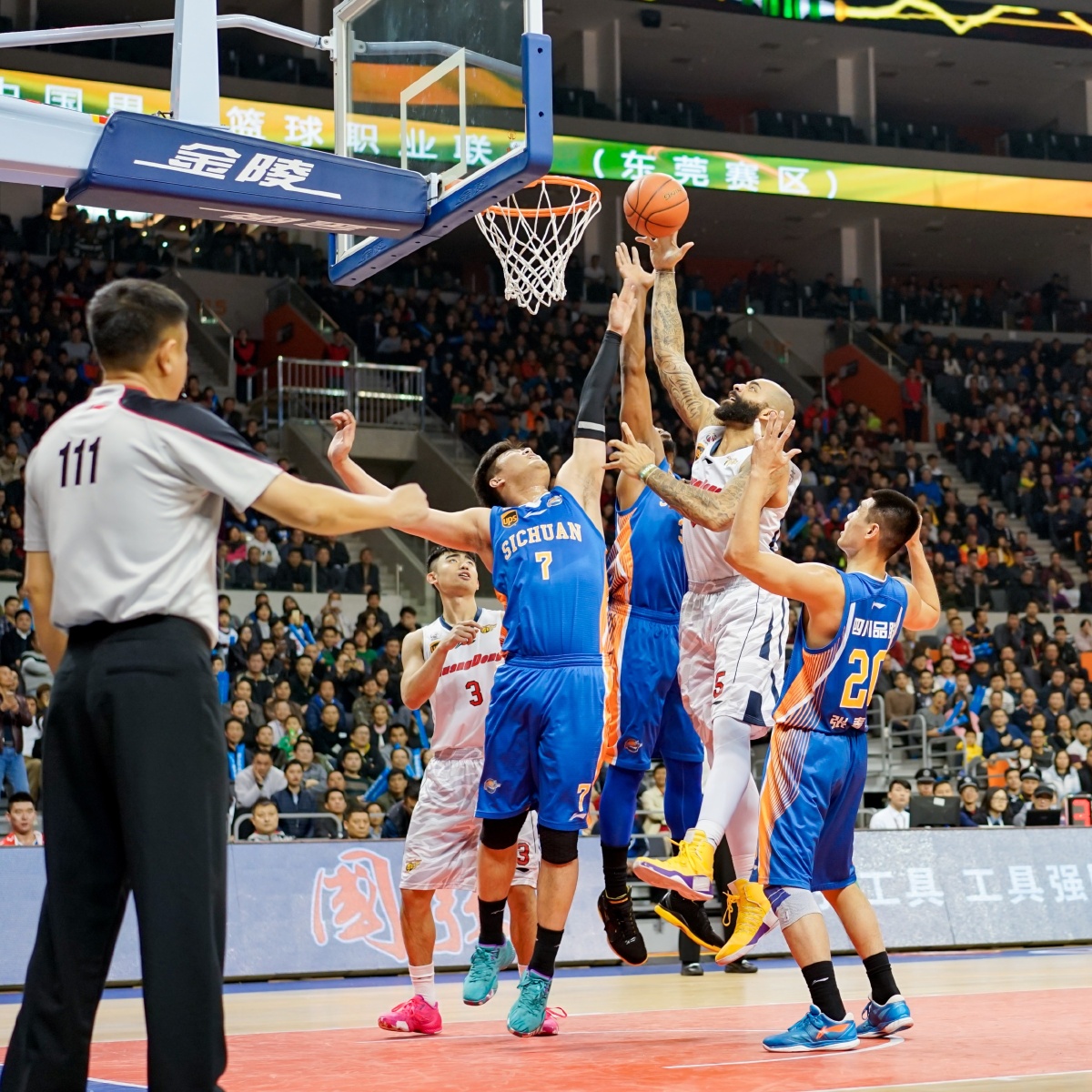 达成新里程碑，梅西职业生涯已直接参与1300粒进球（梅西再攀高峰：职业生涯直接参与进球数达1300）