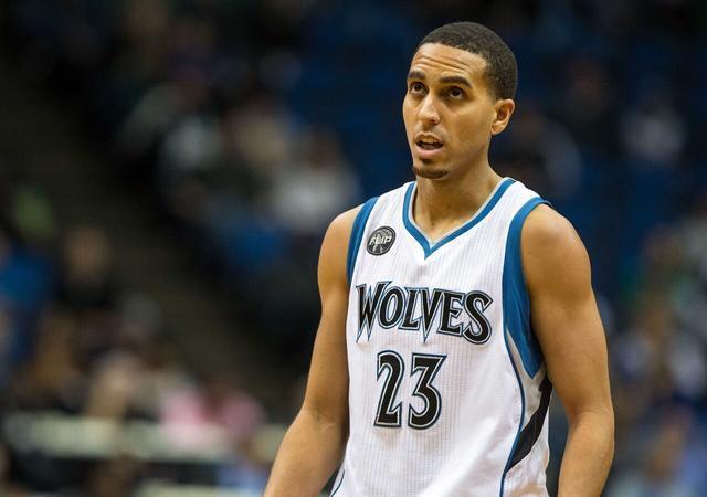 火药味！陶汉林垫脚纪卓违体犯规引刘维伟暴怒 冲到球场内质疑裁判吃T（赛场火药味十足：陶汉林疑似垫脚、纪卓违体，刘维伟怒闯场内质疑判罚被判技犯）