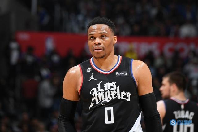 🔥梦回巅峰！哈登三分16中10轰赛季新高55分（💥三分雨倾盆！哈登外线16投10中狂飙赛季新高55分）