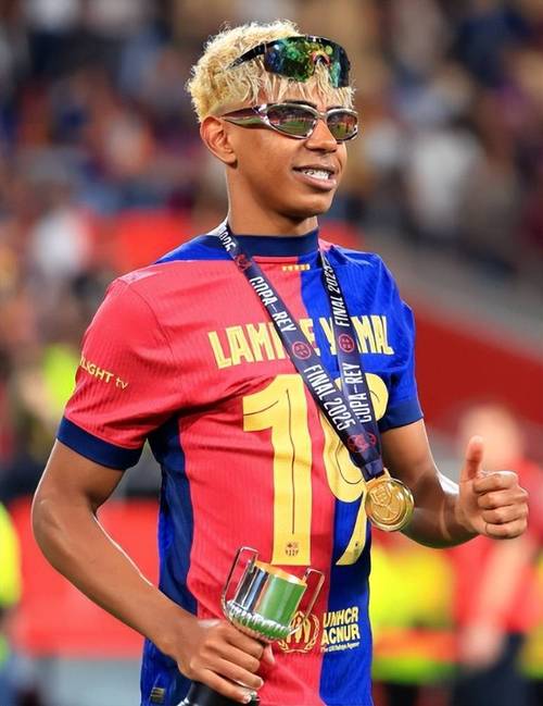 为了赢，你的面相都变了！ 贺希宁在底角用力使相，都快变成布克了（为赢球气质都变了！贺希宁底角强势开火，简直化身布克）