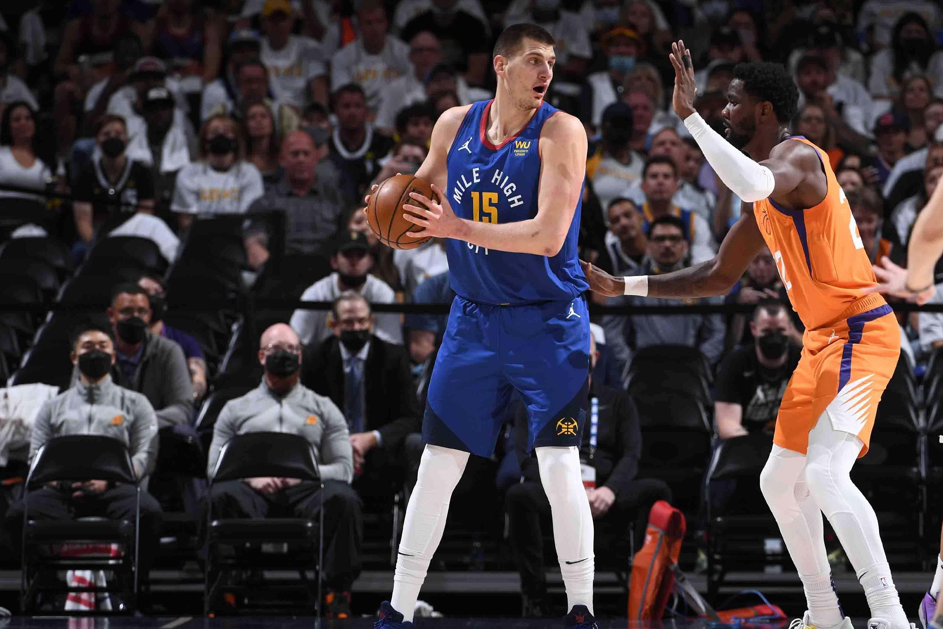 氛围轻松，维尼修斯在训练中穿裆主帅阿隆索（轻松一刻：维尼修斯训练场穿裆主帅阿隆索）