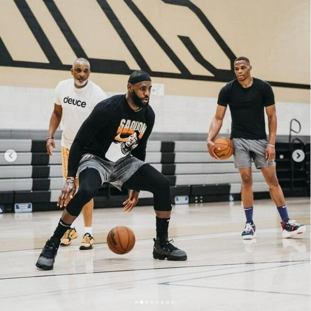 记者：蒋光太、莱昂纳多等人因伤缺阵，首发阵容多人带伤坚持（记者：蒋光太、莱昂纳多等伤停，多个首发带伤出战）