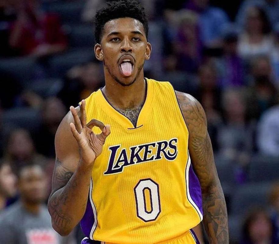 三分11中10生涯新高！穆雷25中19得到52分6板4助（穆雷25投19中砍下52分6篮板4助攻，三分11投10中创生涯新高）