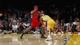 霍安说巴萨和切尔西上半场势均力敌，主持人：以为我们没看球吗？（霍安称巴萨与切尔西半场五五开，主持人反问：把我们当没看球的？）