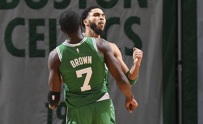 齐达内上海弄堂和樊振东打乒乓球 莫德里奇马塞洛皇马功勋球员点赞（齐达内在上海弄堂与樊振东打乒乓，莫德里奇、马塞洛等皇马功勋点赞）