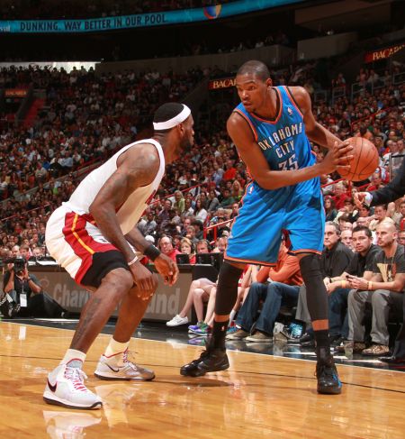 西甲半场：瑟洛特双响，维纳斯造险，马竞2-0奥维耶多（半场战报：瑟洛特梅开二度，维纳斯造险，马竞暂2-0领先奥维耶多）