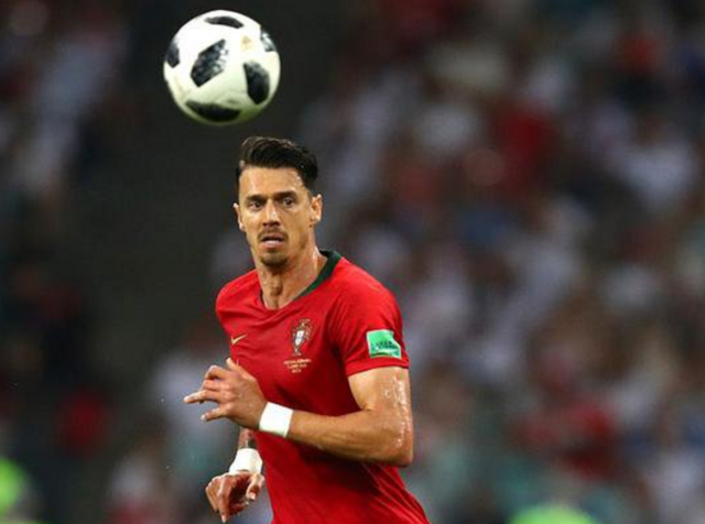 亨利：维尼修斯给了布拉德利喘息的空间，他施加的压力不够大（亨利：维尼修斯让布拉德利有了喘息机会，逼抢力度不足）